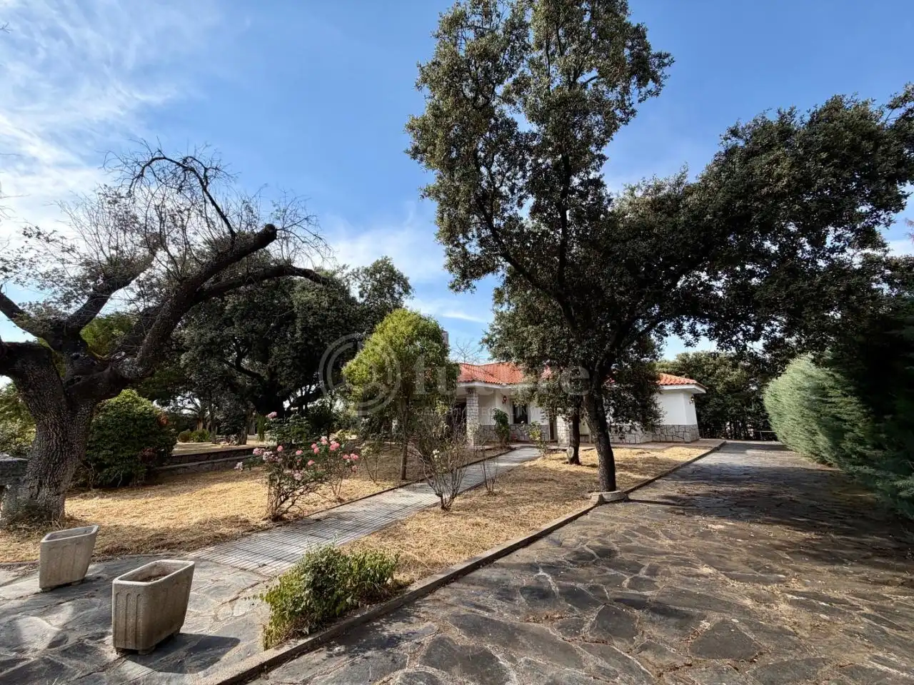 Vista exterior de Casa o xalet en venda en Galindo y Perahuy amb Calefacció, Jardí privat i Piscina