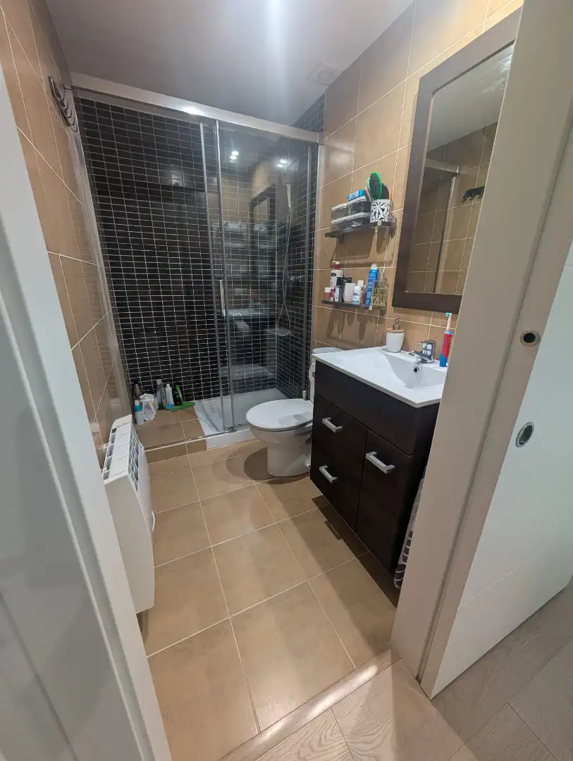 Badezimmer von Wohnung zur Miete in Foz mit Heizung, Abstellraum und Möbliert
