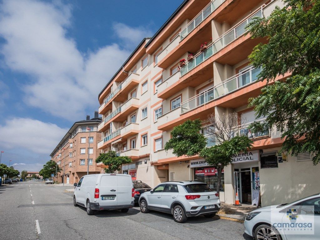 Vista exterior de Pis en venda en Ávila Capital amb Jardí privat i Piscina comunitària