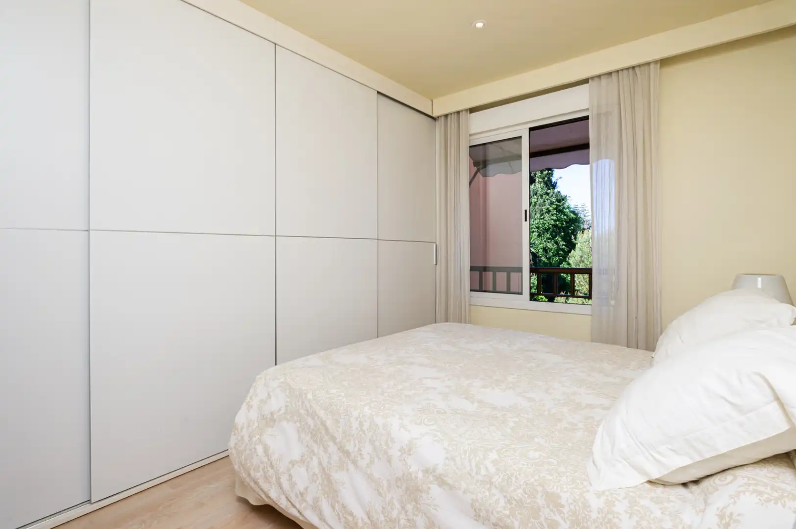 Habitación de Apartamento en venta en Marbella con Aire acondicionado, Terraza y Horno