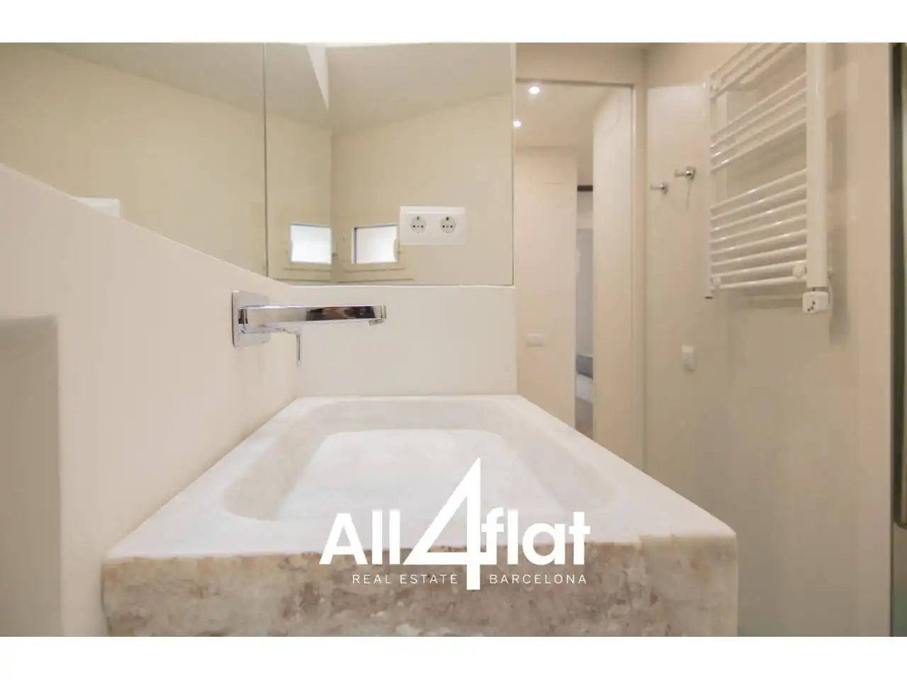 Bathroom of Flat for sale in Barcelona  with Air Conditioner, Parquet flooring and Terrace