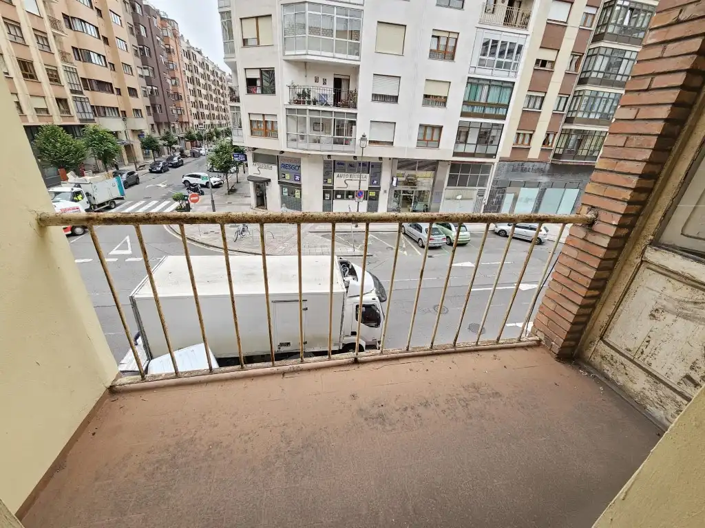 Vista exterior de Piso en venta en Avilés