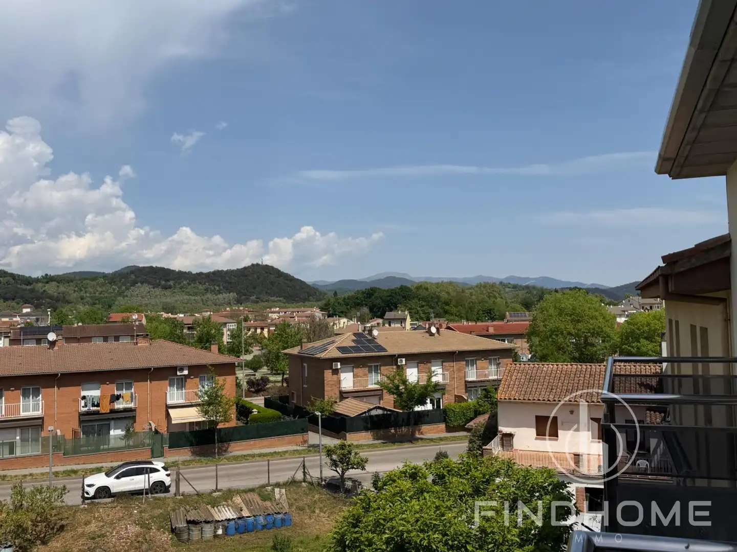 Außenansicht von Einfamilien-Reihenhaus zum Verkauf in Olot mit Klimaanlage, Heizung und Privatgarten