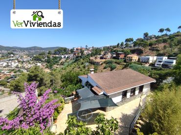 Casa amb balcó en venda a Vallirana