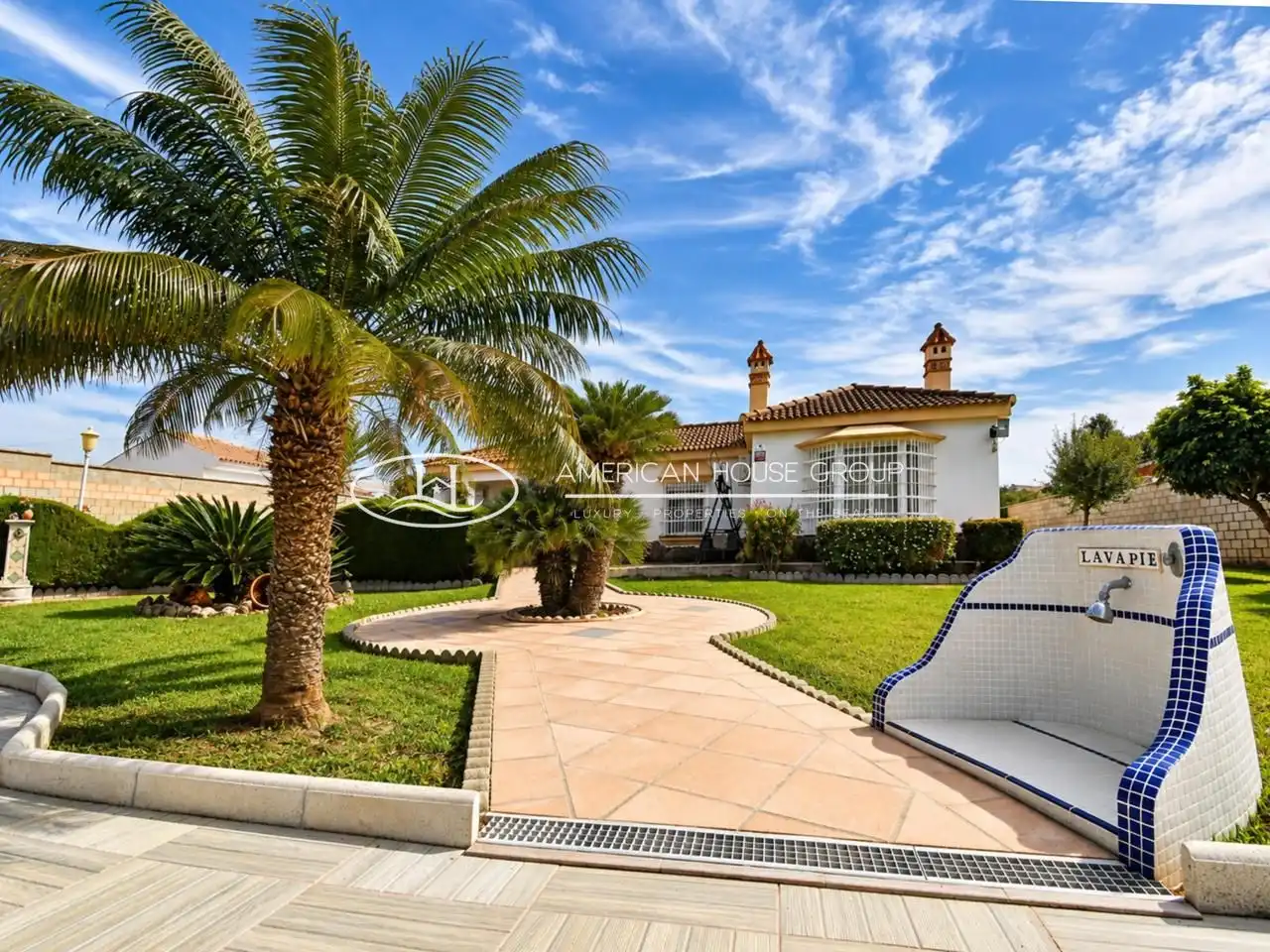 Vista exterior de Casa o xalet en venda en Chiclana de la Frontera amb Aire condicionat, Jardí privat i Traster