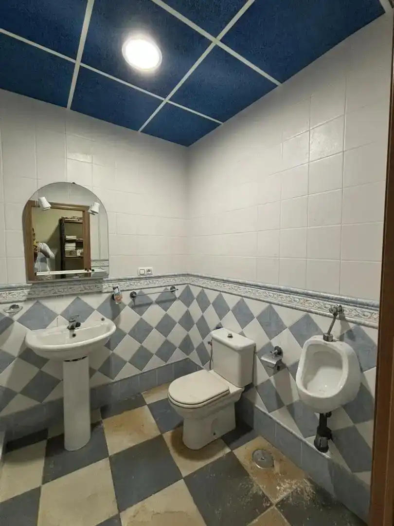 Badezimmer von Geschaftsraum zur Miete in Fernán-Núñez mit Klimaanlage