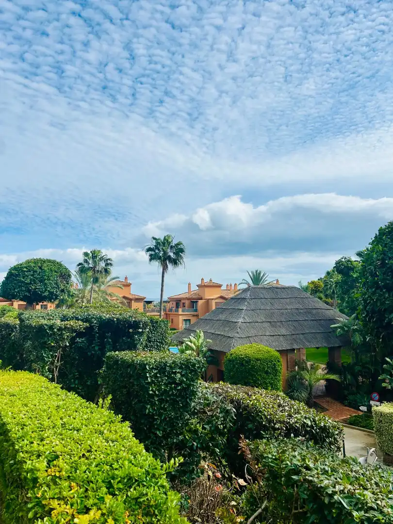 Vista exterior de Casa adosada en venta en Estepona con Aire acondicionado, Jardín privado y Amueblado