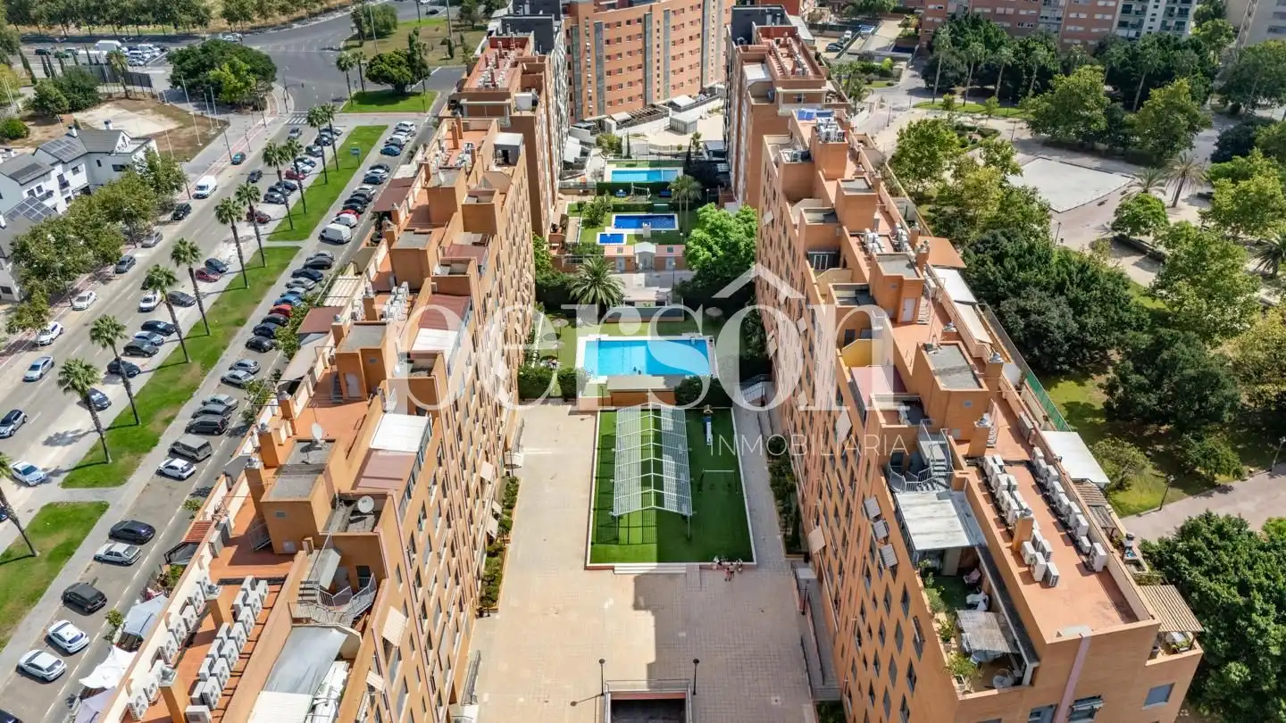 Piscina de Ático en venta en Valencia con Aire acondicionado, Terraza y Trastero
