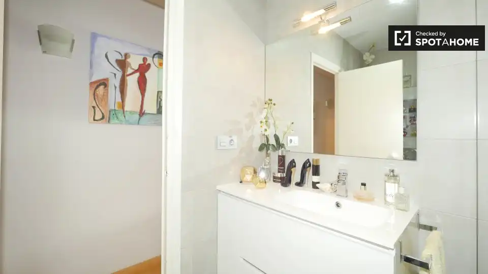 Baño de Piso para compartir en Barcelona con Aire acondicionado, Calefacción y Amueblado