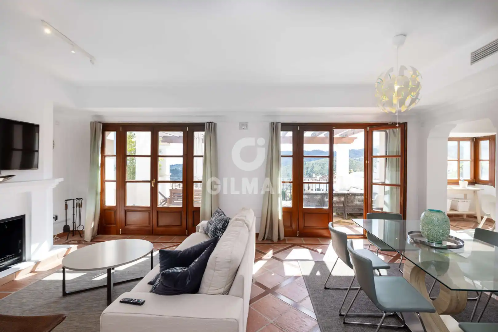 Sala de estar de Casa adosada en venta en Benahavís con Calefacción y Piscina
