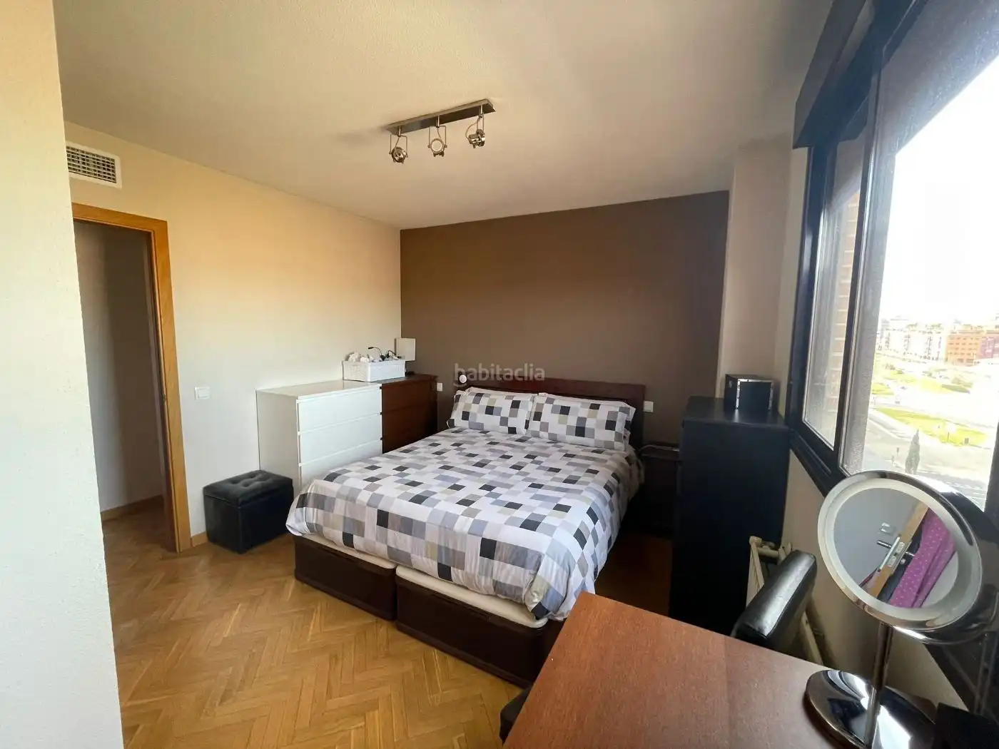 Penthouse with pool to rent in Calle Redecilla del Camino 9, imagen 2