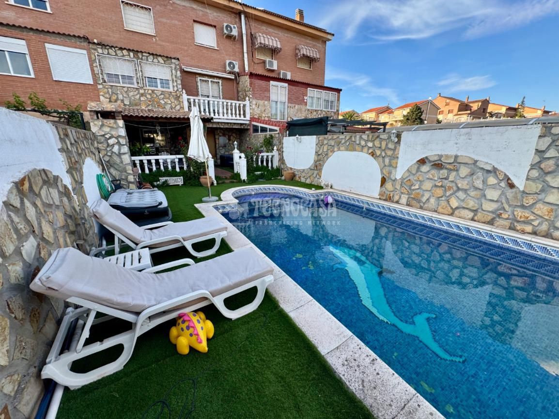 Piscina de Casa adosada en venda en Villanueva de la Torre amb Calefacció, Jardí privat i Piscina