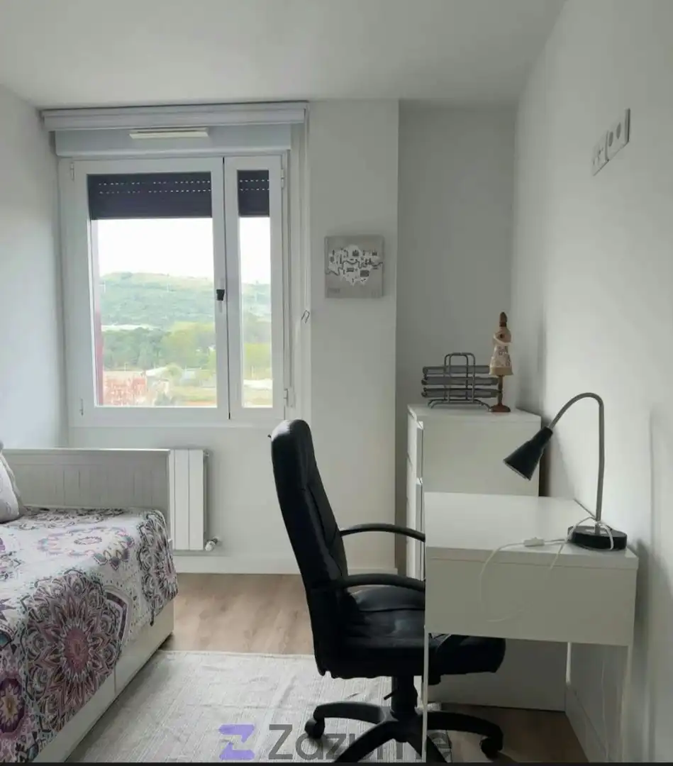 Dormitori de Apartament de lloguer en Bilbao  amb Calefacció, Terrassa i Moblat