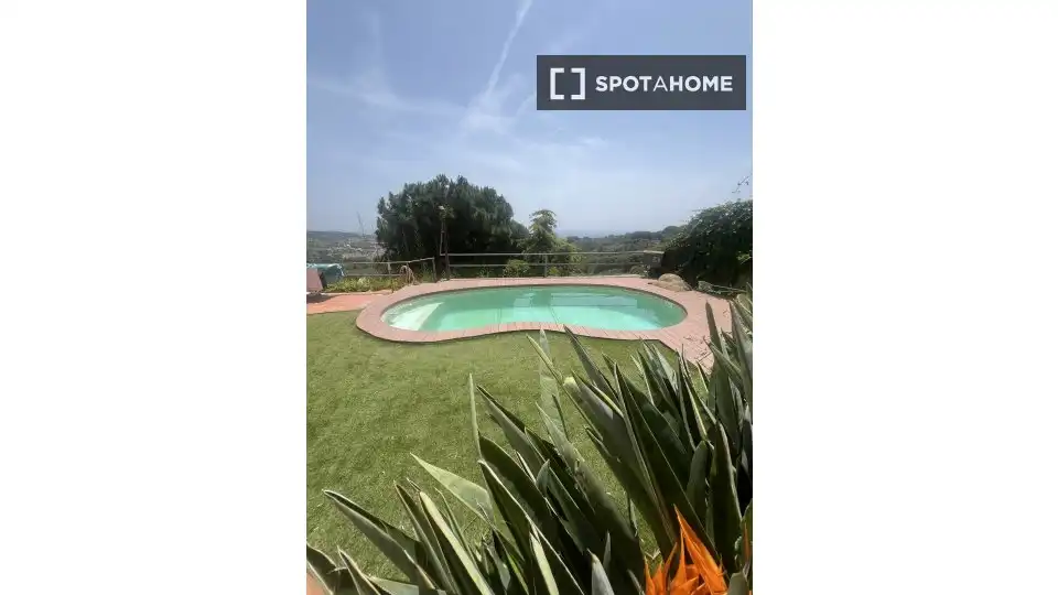 Piscina de Piso para compartir en Alella con Aire acondicionado, Calefacción y Amueblado