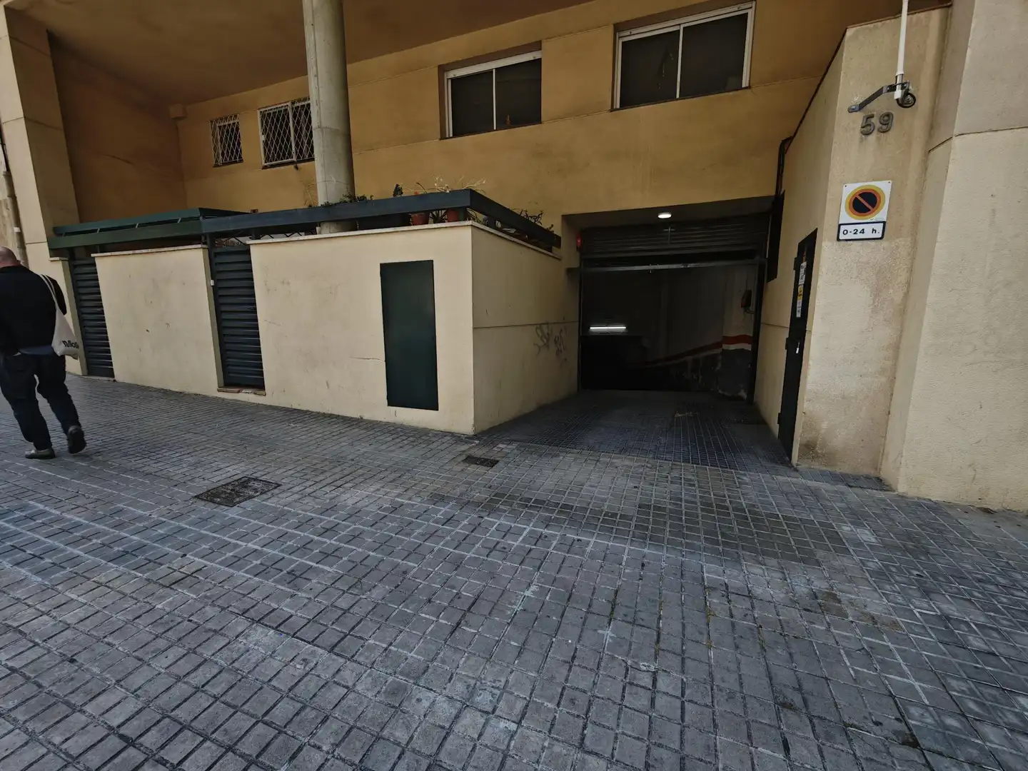 Aparcament de Pis en venda en Barcelona amb Calefacció i Jardí privat