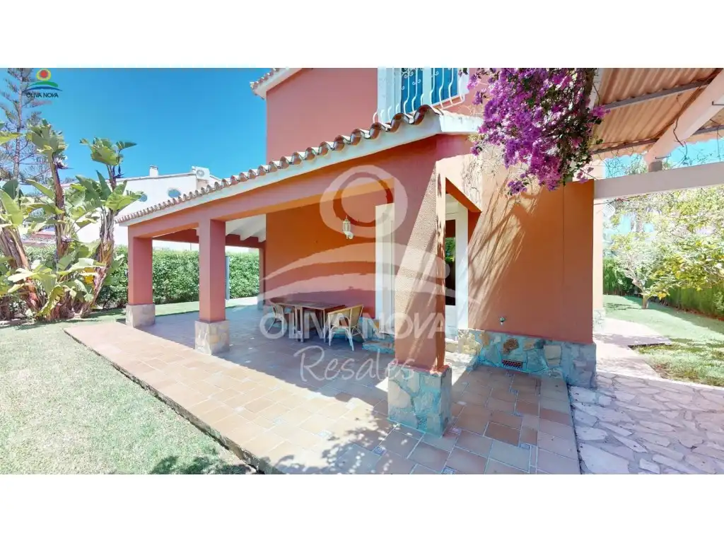 Vista exterior de Casa o xalet en venda en Oliva amb Jardí privat, Terrassa i Piscina
