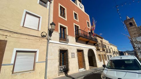 Descubre este acogedor piso en segunda planta exterior, una vivienda que destaca por su excelente luminosidad, amplitud y gran pot