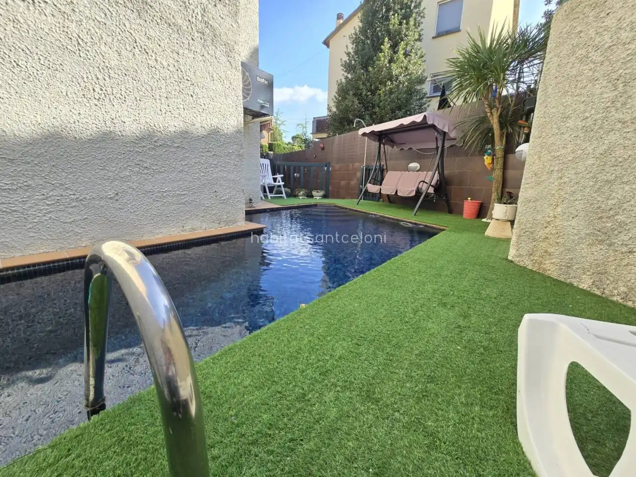 Piscina de Casa adosada en venda en Sant Celoni amb Aire condicionat, Calefacció i Jardí privat