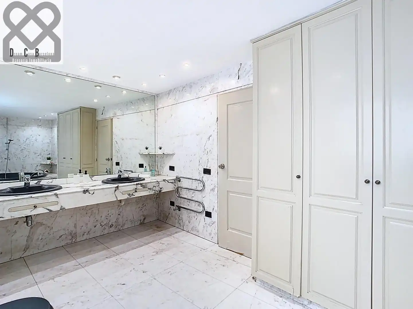 Badezimmer von Dachboden zum Verkauf in Barcelona mit Heizung und Terrasse
