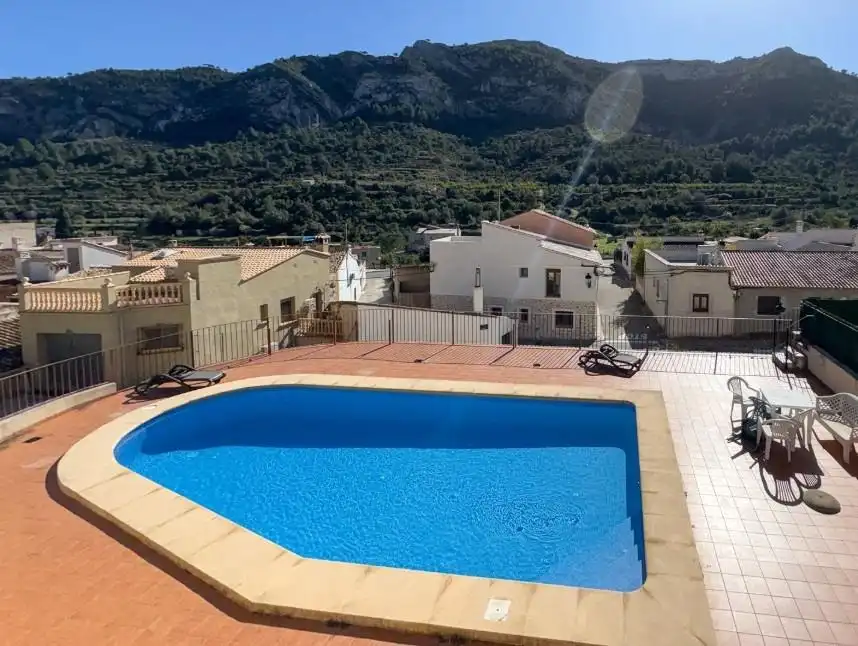 Schwimmbecken von Einfamilien-Reihenhaus zum Verkauf in Alcalalí mit Klimaanlage, Privatgarten und Terrasse