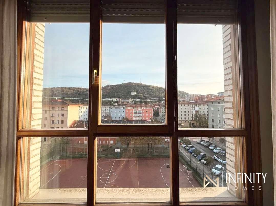 Dormitori de Pis de lloguer en Bilbao  amb Calefacció, Terrassa i Balcó