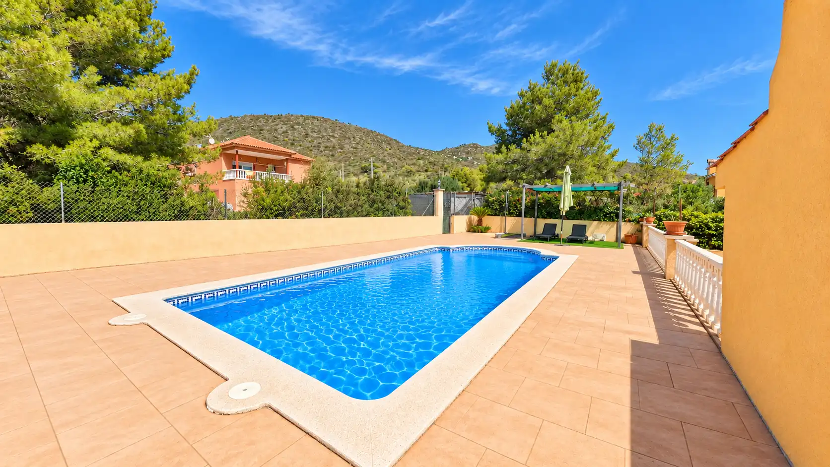 Casa amb piscina en venda a Carrer Italia