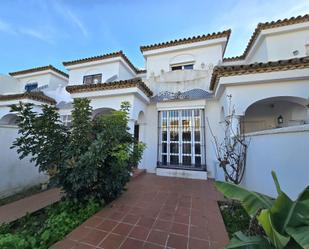 Vista exterior de Casa adosada en venda en Chiclana de la Frontera amb Jardí privat i Terrassa