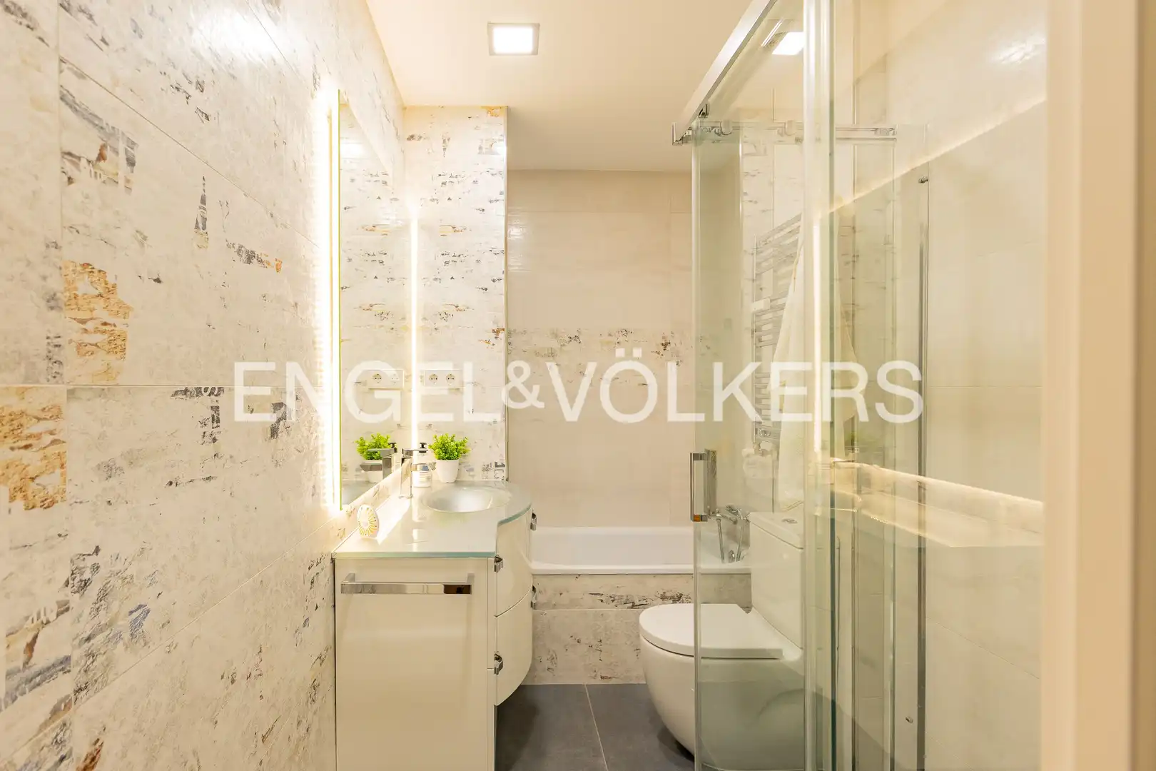Bathroom of Flat for sale in Madrid  with Air Conditioner, Heating and Furnished