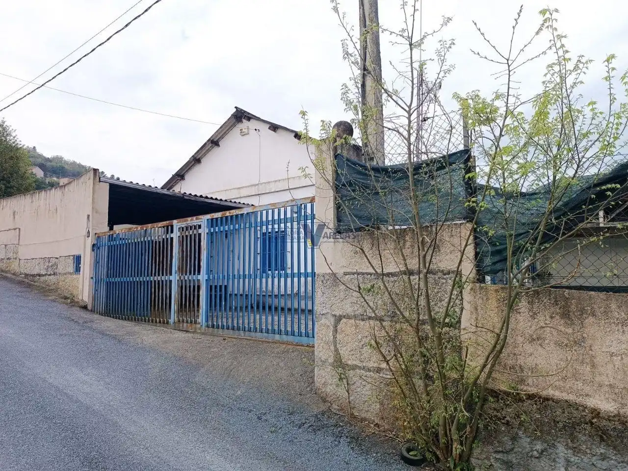 Außenansicht von Fabrikhallen zum Verkauf in Ourense Capital 