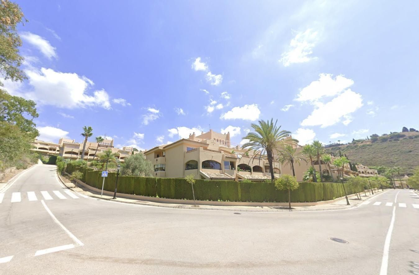 Vista exterior de Planta baja en venta en Marbella con Jardín privado, Terraza y Piscina comunitaria