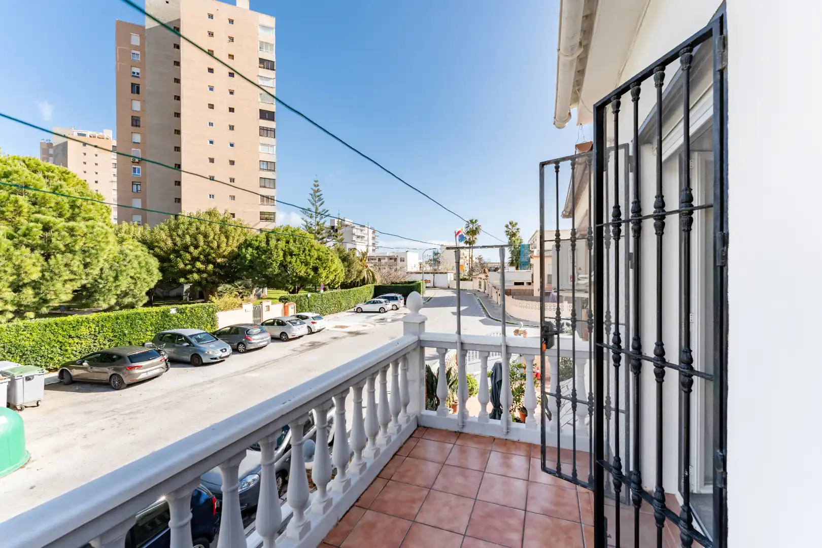 Vista exterior de Casa adosada en venda en Torremolinos amb Aire condicionat, Terrassa i Moblat
