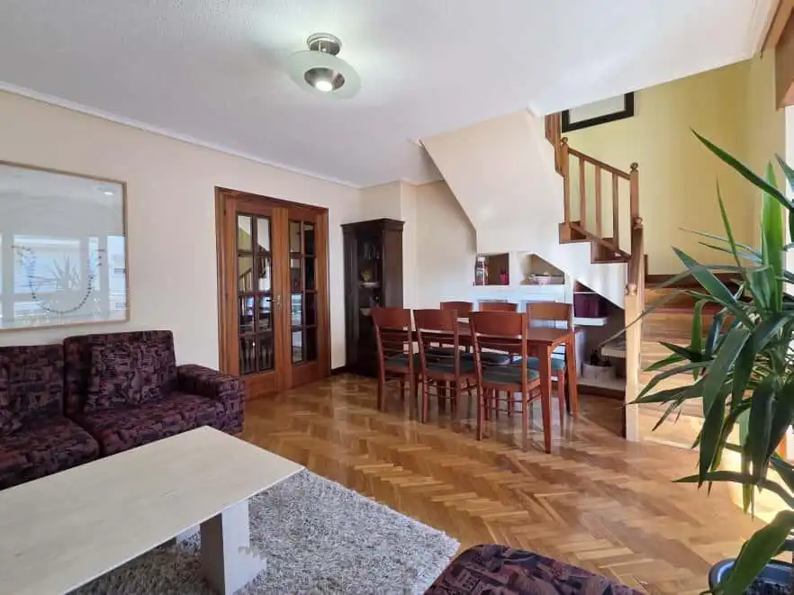 Sala d'estar de Dúplex en venda en Santander amb Calefacció, Jardí privat i Terrassa