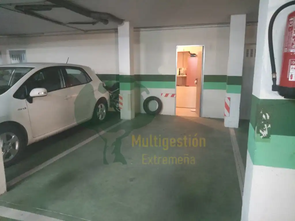 Parking de Piso en venta en Cáceres con Aire acondicionado, Jardín privado y Piscina comunitaria