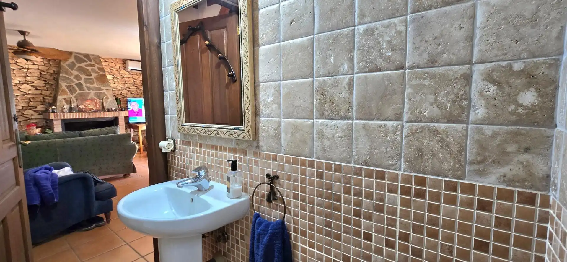 Bany de Casa o xalet en venda en Guaro amb Aire condicionat, Jardí privat i Moblat