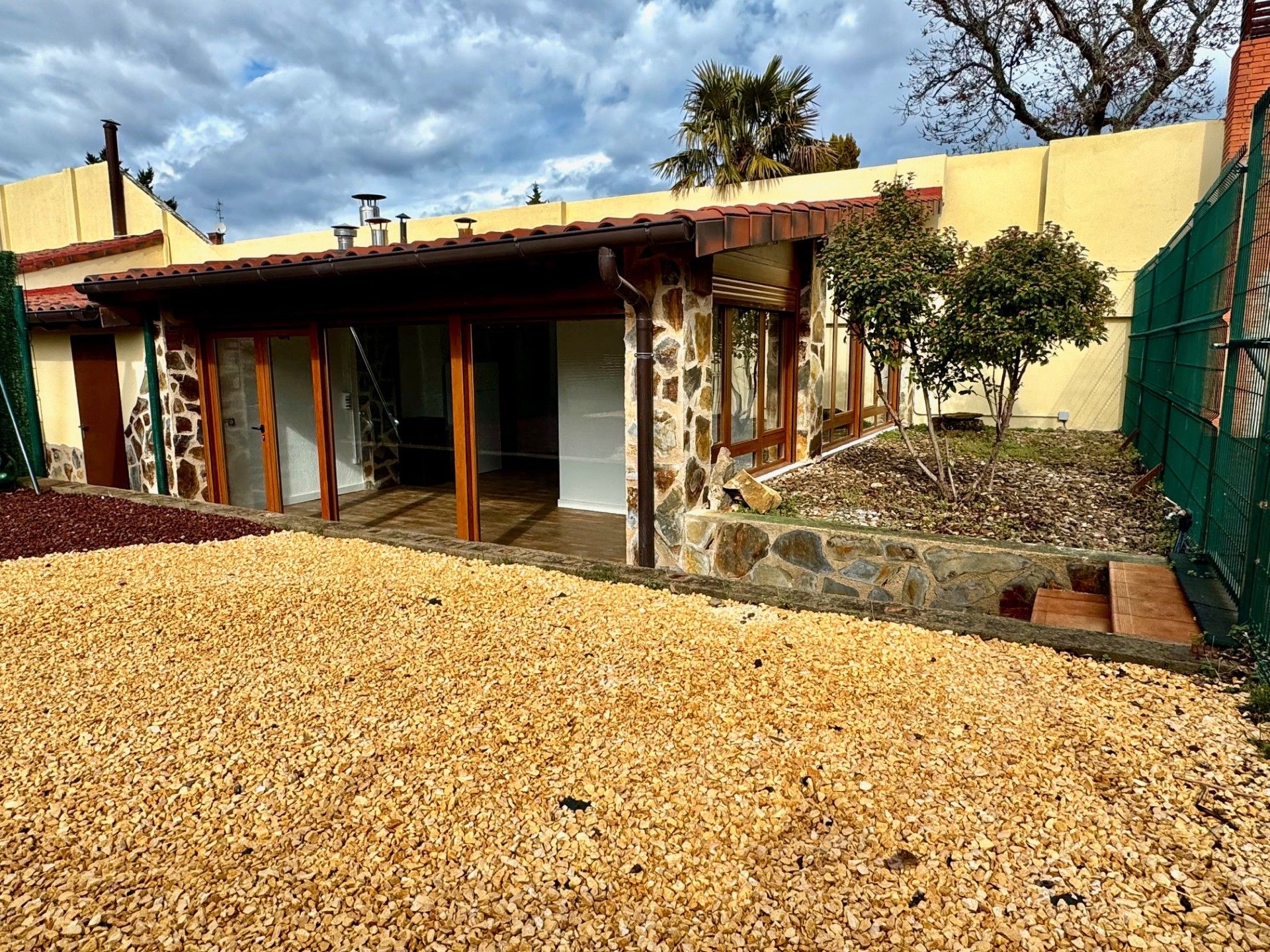 Vista exterior de Casa o xalet en venda en Lardero amb Calefacció, Forn i Rentadora