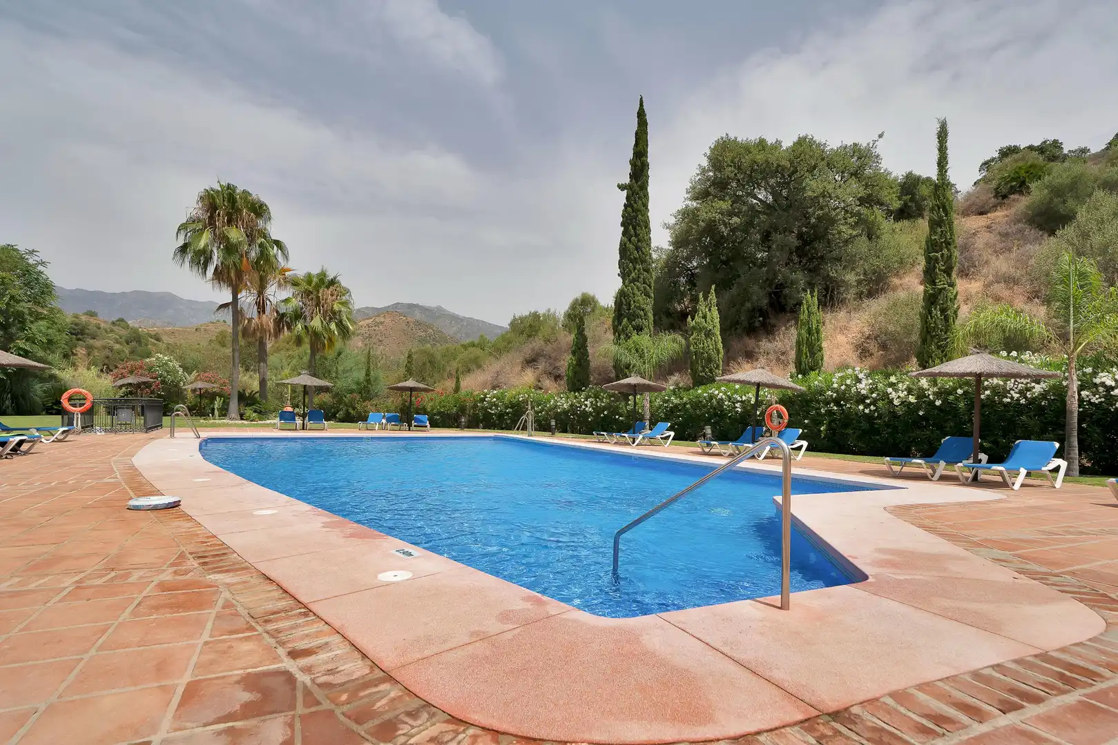 Schwimmbecken von Wohnungen zur Miete in Marbella mit Klimaanlage, Heizung und Privatgarten
