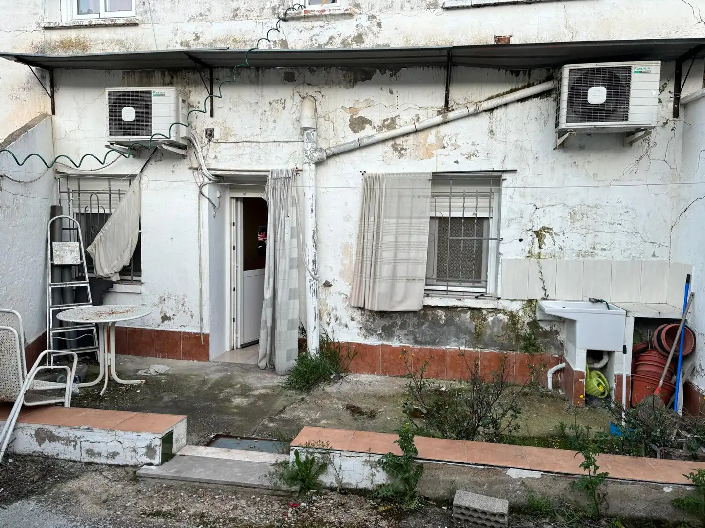 Außenansicht von Wohnung zum Verkauf in Zuera mit Klimaanlage, Heizung und Privatgarten