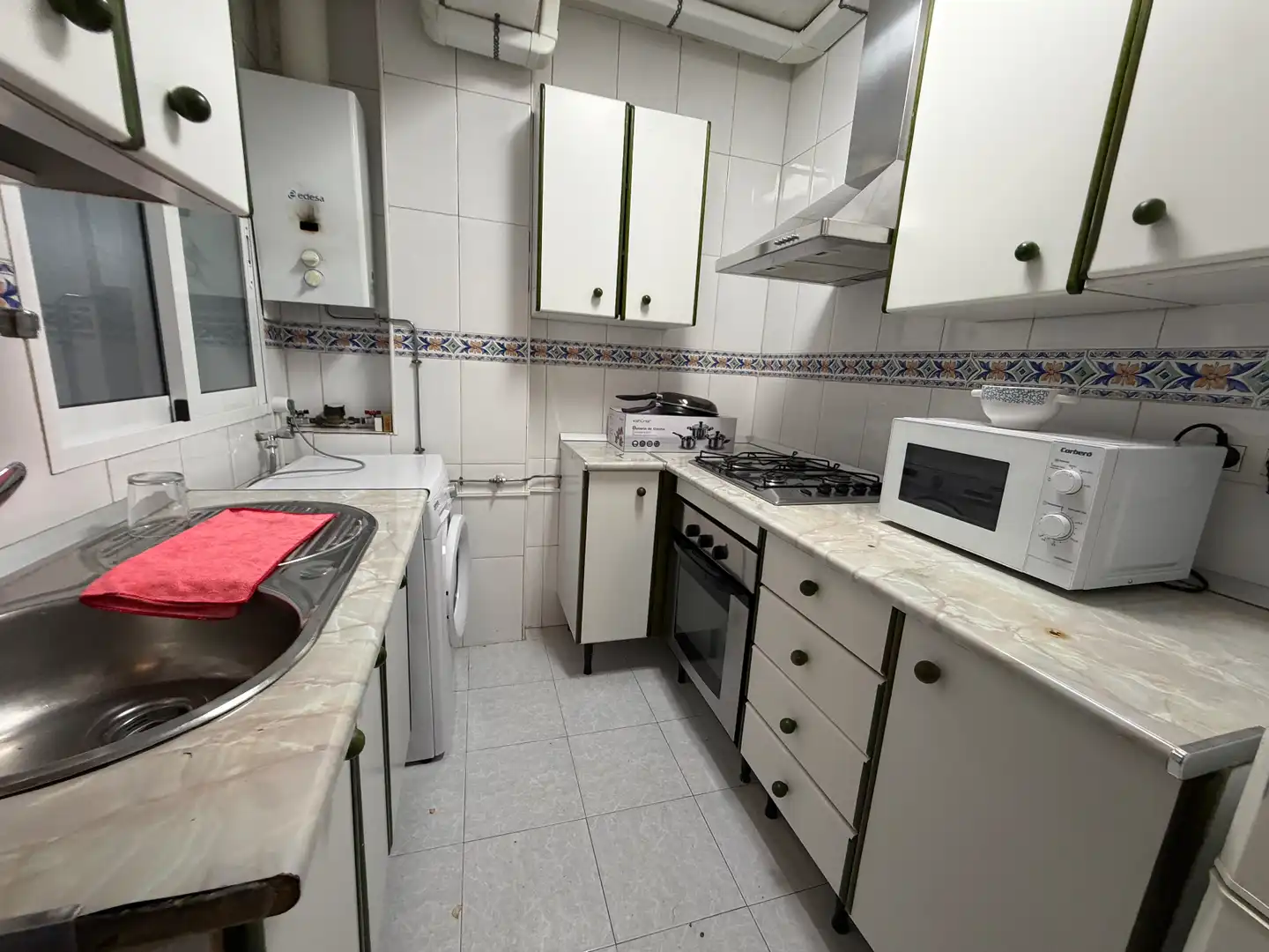 Cuina de Pis de lloguer en Granada amb Moblat, Forn i Rentadora
