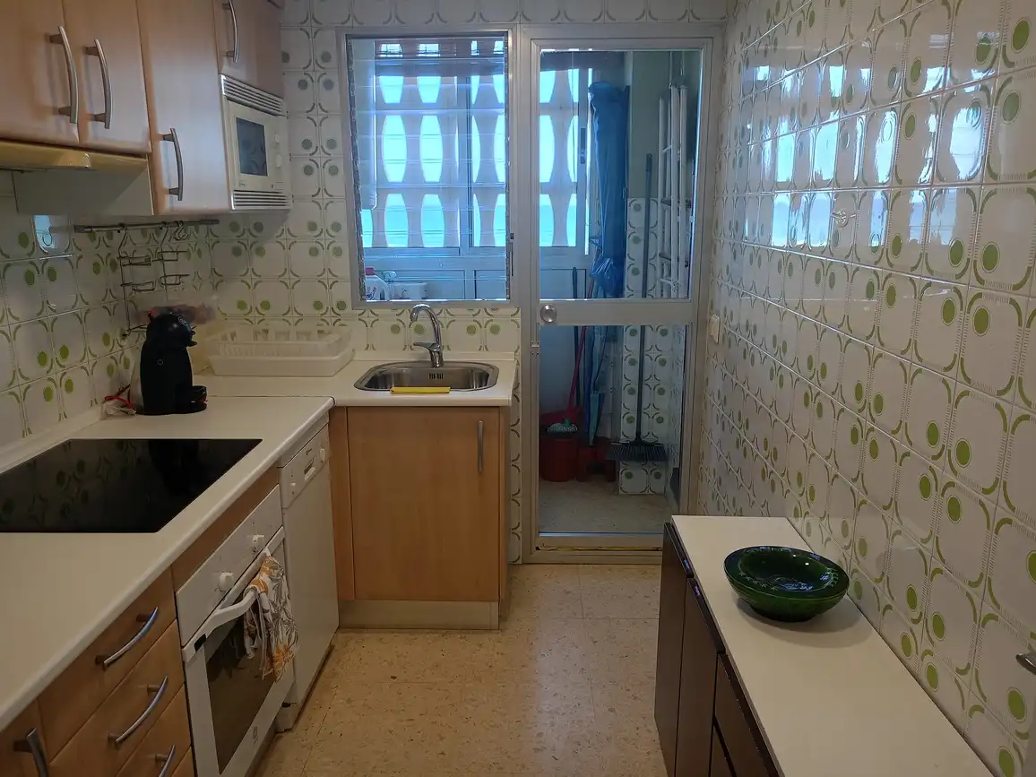 Cuina de Apartament de lloguer en Gandia amb Aire condicionat, Terrassa i Moblat