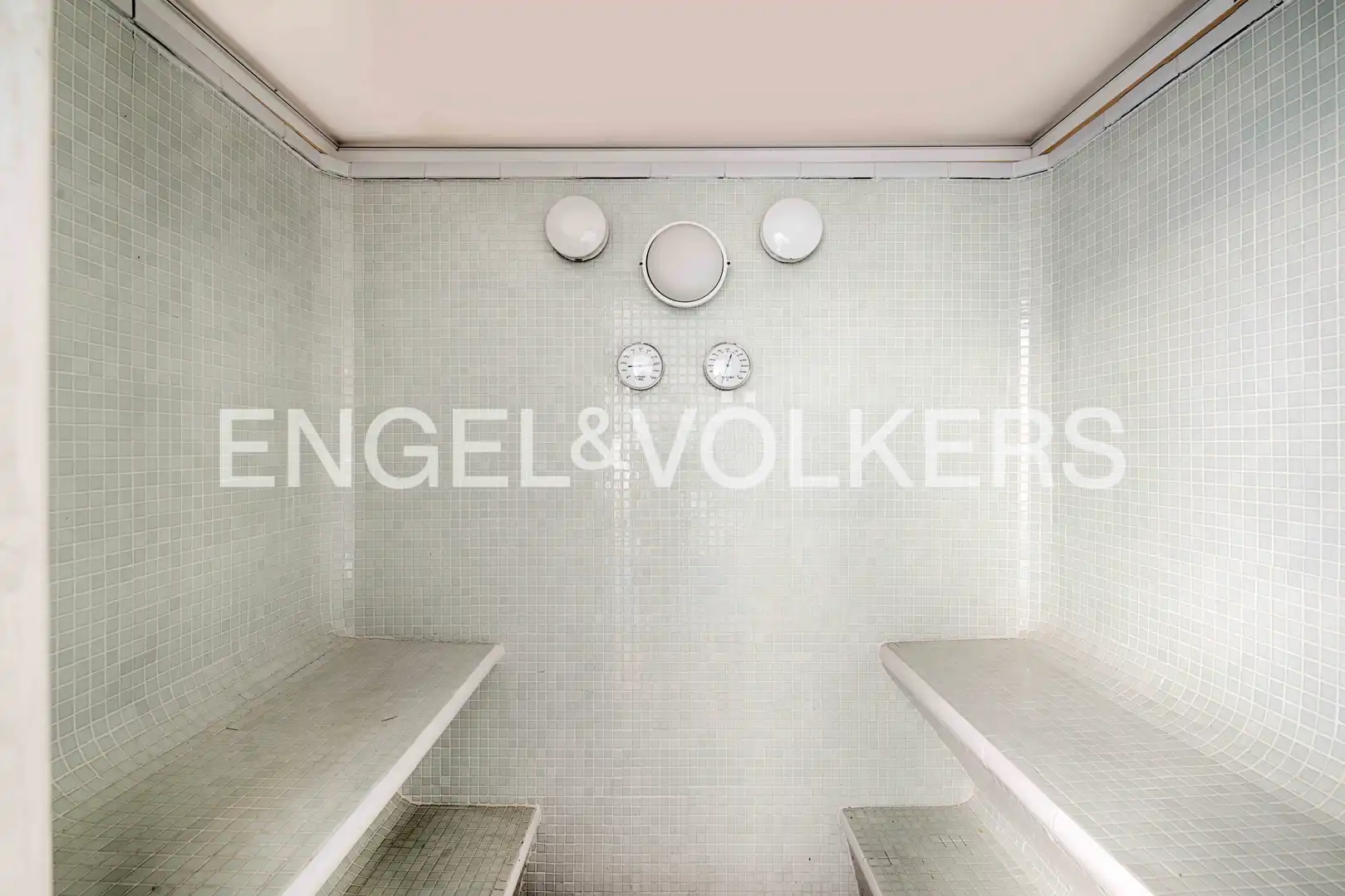 Casa con piscina en venta en Carrer Requesens, imagen 10
