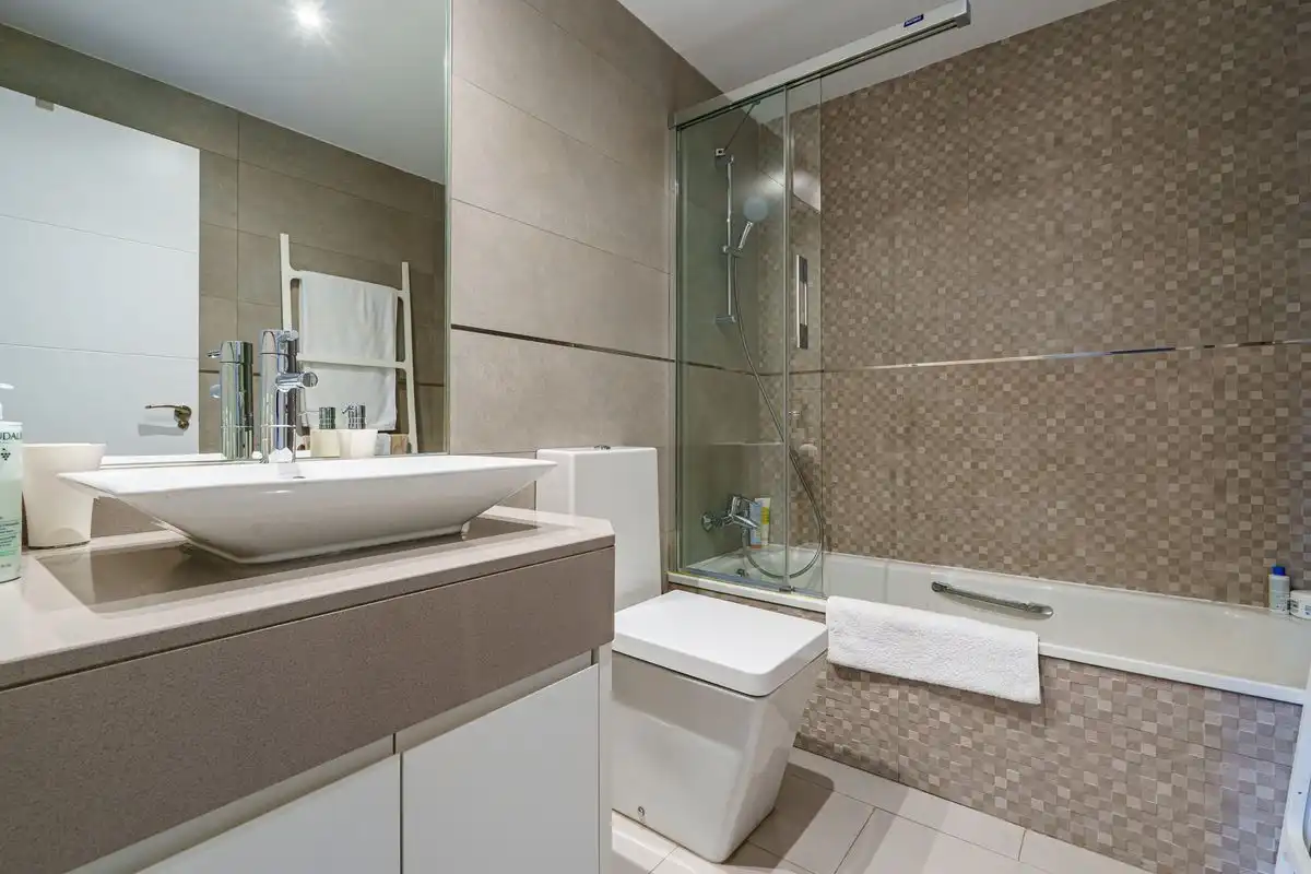 Baño de Piso en venta en Pozuelo de Alarcón con Aire acondicionado, Calefacción y Jardín privado