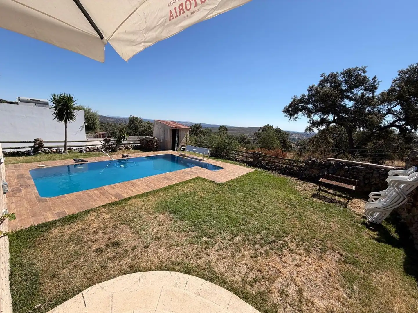 Piscina de Casa o xalet en venda en El Castillo de las Guardas amb Jardí privat i Piscina comunitària