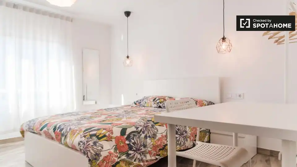 Habitación de Piso de alquiler en Valencia con Aire acondicionado, Calefacción y Amueblado
