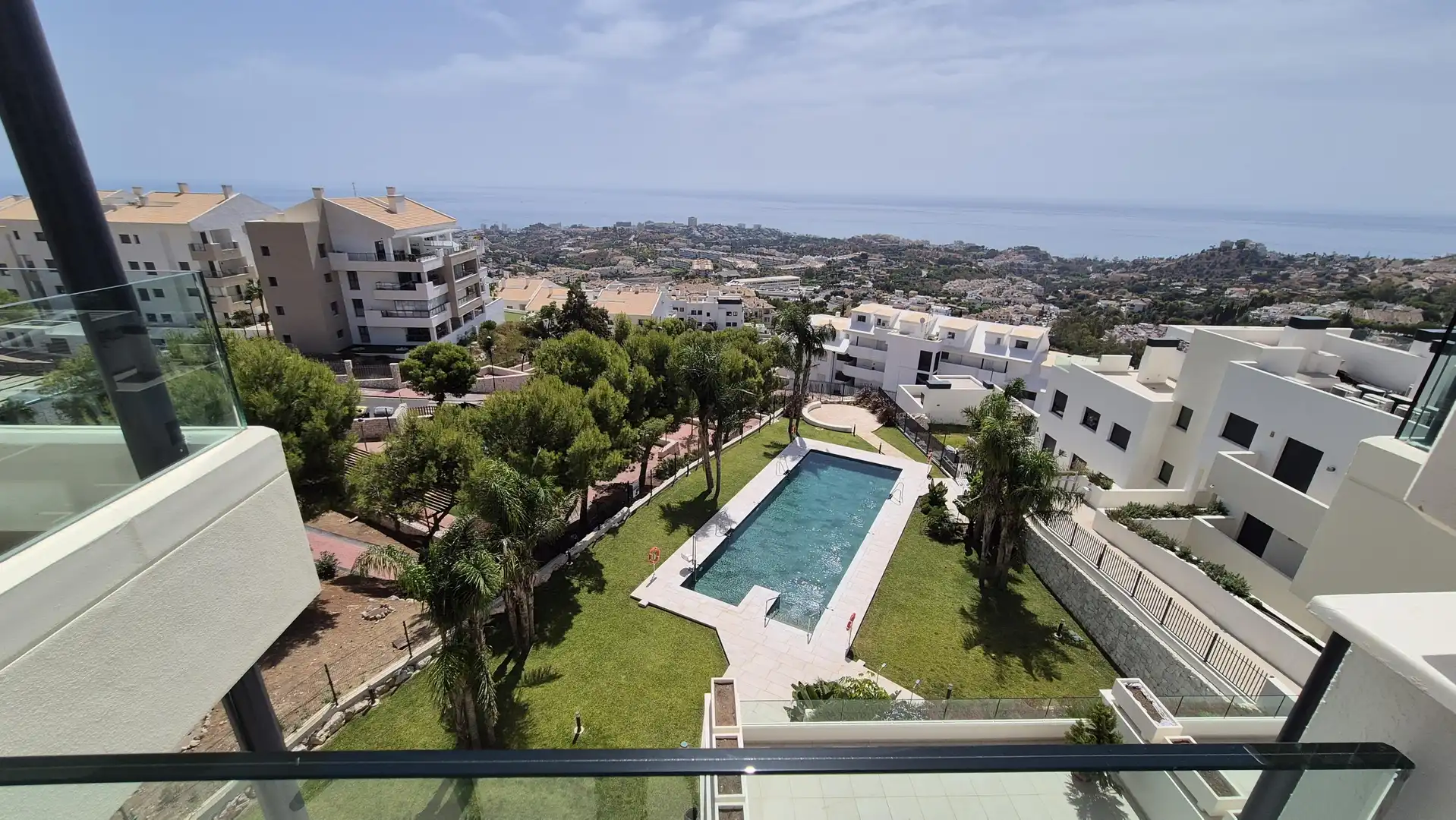 Vista exterior de Àtic de lloguer en Benalmádena amb Aire condicionat, Calefacció i Jardí privat