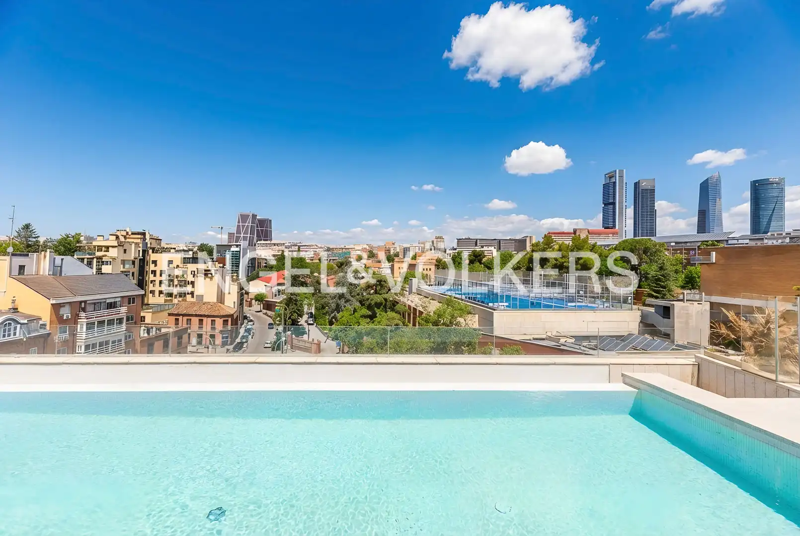 Piscina de Apartament en venda en Madrid amb Calefacció, Jardí privat i Traster
