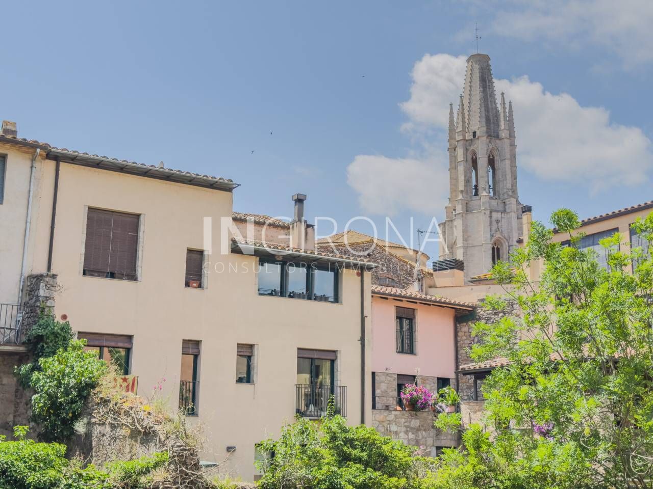 Vista exterior de Pis en venda en Girona Capital amb Calefacció, Parquet i Moblat