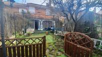 Jardí de Casa adosada en venda en Moraleja de Enmedio amb Aire condicionat, Calefacció i Piscina comunitària