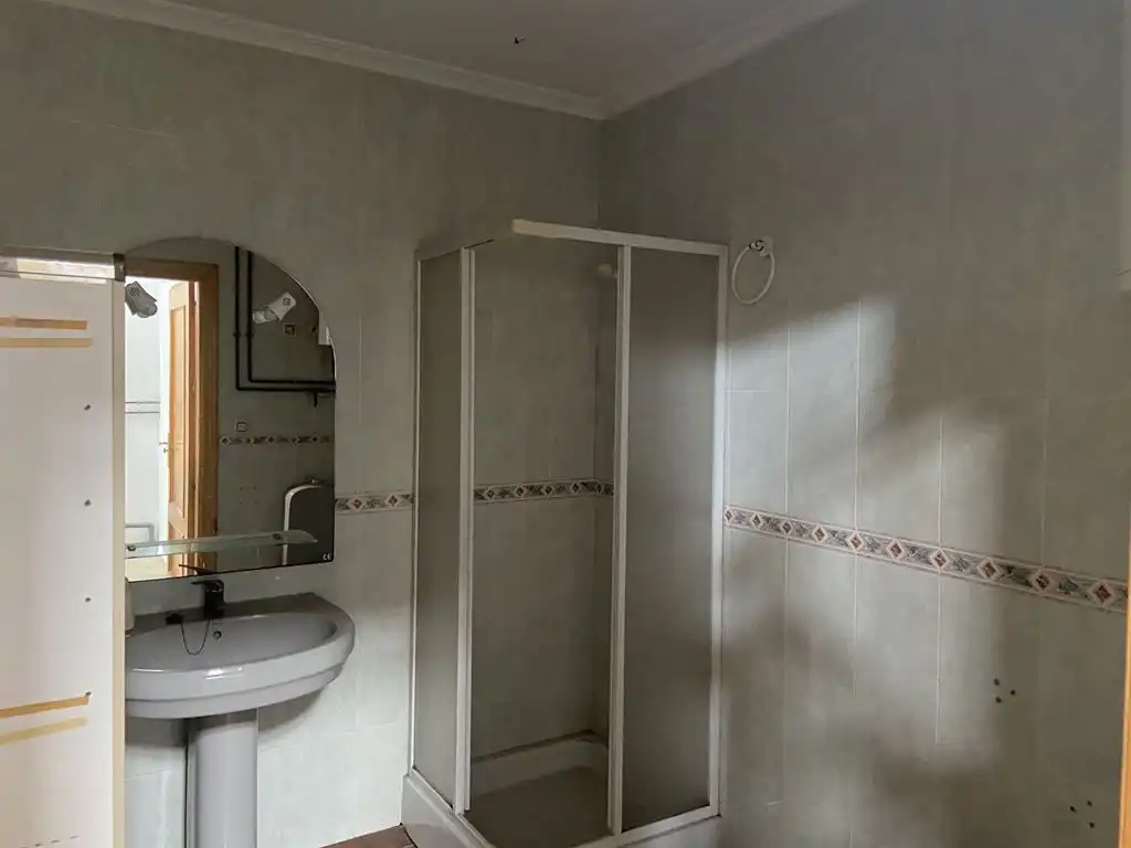 Badezimmer von Fabrikhallen zur Miete in La Roda