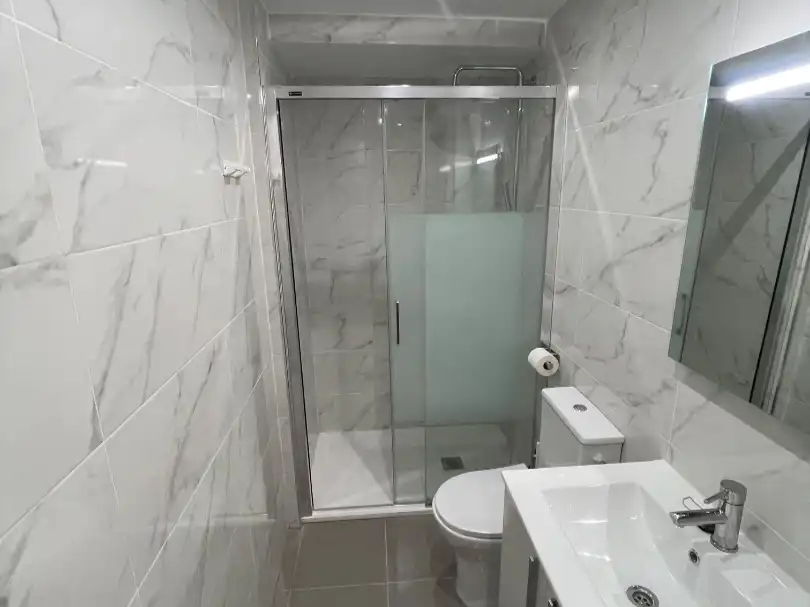 Baño de Piso de alquiler en Membrillera con Aire acondicionado, Calefacción y Amueblado