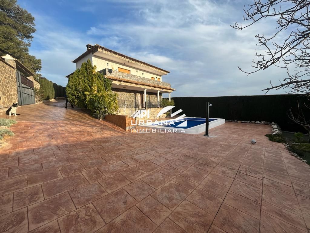 Vista exterior de Casa o xalet en venda en Lucena amb Aire condicionat, Jardí privat i Piscina